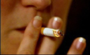 Le groupe Altria va se séparer de sa filiale d'alimentation Kraft Foods pour se recentrer sur les cigarettes, véritable poule aux oeufs d'or guère affectée par les aléas juridiques et les campagnes anti-tabac dans le monde.