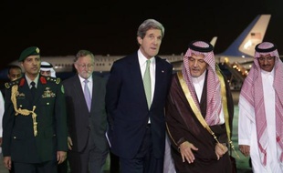 Le secrétaire d'Etat américain John Kerry va rencontrer lundi à Ryad le président palestinien Mahmoud Abbas, arrivé la veille dans la capitale saoudienne, annoncé un responsable du département d'Etat.