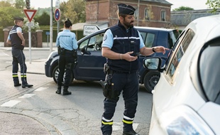 Des gendarmes de la brigade de Bernay contrôlent des attestations de sortie, lundi 20 avril 2020 (photo d'illustration)