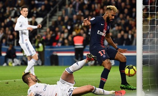 Choupo Moting enlève un but à son partenaire Nkunku lors de PSG-Srasbourg.