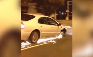 Capture d'écran d'une vidéo d'une conductrice roulant sur trois roues à Newark, le 17 novembre 2014.