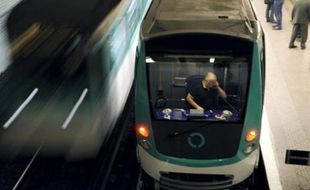 Le nouveau métro se veut aussi "plus respectueux de l'environnement" grâce à la limitation de la vitesse maximale, à 70 km/h contre 100 km/h, a aussi souligné M. Mongin. Moins de pointes de vitesse mais "plus de puissance au démarrage", ce qui correspond mieux au réseau parisien avec ses stations très rapprochées, a-t-il aussi relevé.