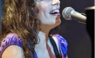 La chanteuse sort l'album She Was a Boy.