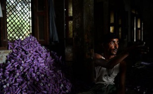 Un atelier d'emballage de bidis, le 13 avril 2015 à Kannauj, 200 km au sud-est de New Delhi