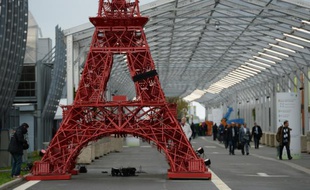 Une réplique de la Tour Eiffel à l'entrée du parc d'expositions le 29 novembre 2015 au Bourget
