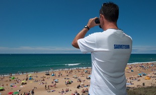 Les sauveteurs de plage sont particulièrement vigilants en période estivale.