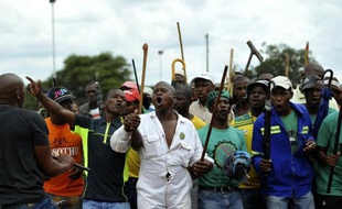 Les producteurs sud-africains de platine ont annoncé mercredi la rupture des négociations avec les mineurs en grève depuis deux semaines, sans fixer aucune date pour la reprise des discussions.