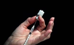 Illustration d'un vaccin Pfizer-BioNtech contre le Covid-19.