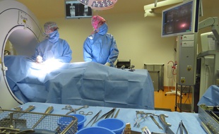 Les chirurgiens opèrent en suivant leurs gestes sur l'écran