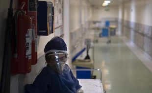 Un volontaire iranien dans un hôpital à Qom, le 16 mars.