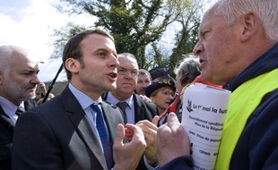 Le ministre de l'Economie Emmanuel Macron a été hué par des syndicalistes à son arrivée à Issoire