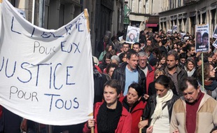 Des personnes défilent, le 17 octobre 2009 à Poitiers, pour exprimer leur soutien à deux des huit personnes jugées après les violences commises le 17 octobre 2009 dans la ville.