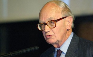 L'économiste belge Alexandre Lamfalussy, ancien président de l'Institut monétaire européen, ancêtre de la Banque centrale européenne, le 8 novembre 2003