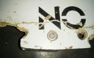 Une photo fournie le 3 mars 2016 par le Bureau de sécurité des transports australien, non datée et prise dans un lieu inconnu, qui montre un débris retrouvé sur les côtes du Mozambique et suspecté d'appartenir au MH370 de la Malaysia Airlines