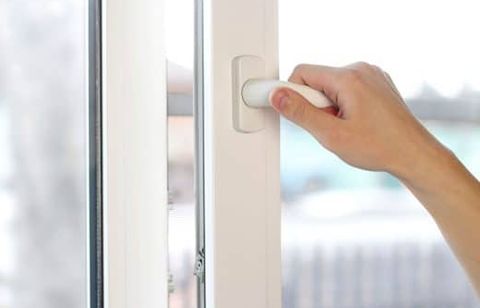 L’astuce des bricoleurs : une poignée de fenêtre bloquée aussi fluide qu’au premier jour sans la démonter