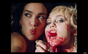 Dua Lipa e Miley Cyrus dans le clip de «Prisonner»