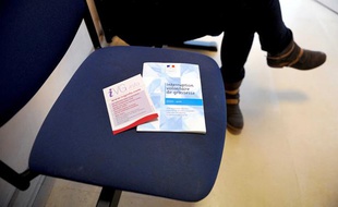 Une femme dans la salle d'attente dans un centre d'orthogenie Les Lilas, en Seine-Saint-Denis.