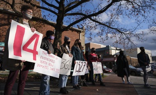 Une manifestation contre la peine de mort devant le pénitencier de Terre-Haute, dans l'Indiana.