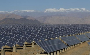 Des panneaux solaires dans une centrale solaire à Hami, au nord-ouest de la Chine, le 8 mai 2013
