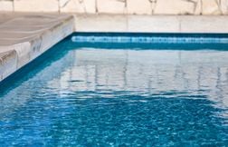 Un bébé se noie dans une piscine, ses parents bientôt jugés pour homicide