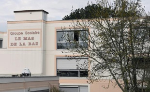 Vue extérieure en date du 24 mars 2015 du groupe scolaire Le Mas à Villefontaine