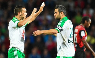 Les Stéphanois Mevlut Erding et Loïc Perrin lors d'un match de Ligue 1 contre Guingamp, le 9 août 2014.