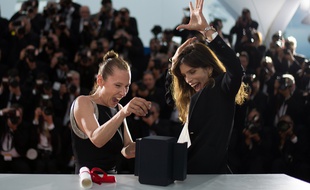 Au Festival de Cannes 2015, Emmanuelle Bercot (à g.) a obtenu le prix d'interprétation féminine pour «Mon Roi» réalisé par Maïwenn (à dr.). Cette même année, le film d'ouverture du festival était «La Tête haute» réalisé par Emmanuelle Bercot.