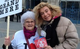 Frigide Barjot invite Lucienne du «Petit Journal» de Canal+ à manifester à ses côtés.