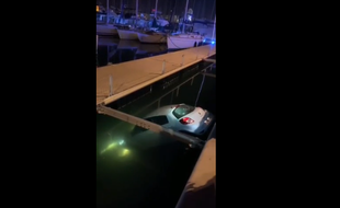 La voiture s'est échouée dans le Vieux-Port