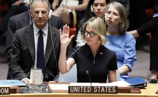 Kelly Craft, nouvelle ambassadrice américaine à l'ONU, lors de son premier vote à New York le 12 septembre 2019