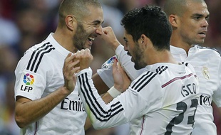 Benzema, félicité par Isco et Pépé, le 25 octobre 2014 à Santiago Bernabeu.