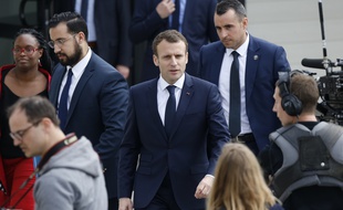 Berd'huis (Orne), le 12 avril 2018. Alexandre Benalla accompagne Emmanuel Macron lors d'un déplacement dans une école quelques semaines avant que n'éclate l'affaire qui porte, depuis, son nom.