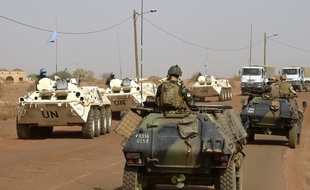 Des soldats français de l'opération Barkhane patrouillent dans le Sahel (ici au Mali), le 30 mai 2015.