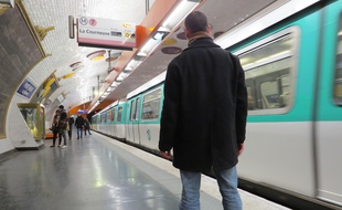 Le tagueur Azyle dans l'un de ses anciens lieux de prédilection: le métro
