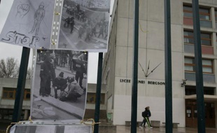 Des photos accrochées le 25 mars 2016 à la grille du lycée Henri Bergson à Paris près duquel un lycéen de 15 ans a reçu des coups en marge des manifestations