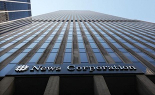 News Corporation a annoncé que quatre "employés actuels et passés" du tabloïd britannique The Sun avaient été arrêtés samedi dans le cadre d'une enquête sur les écoutes illégales pratiquées dans le groupe de médias.