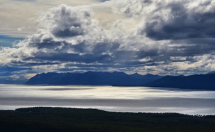 Le vent, qui redessine en permanence le ciel de la Terre de Feu, fait danser la lumière sur le grand lac Fagnano.