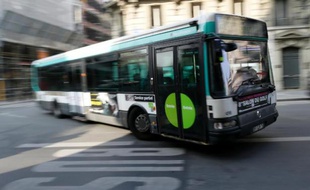 Un bus dans le centre de Paris, le 14 mars 2014