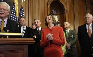 Nancy Pelosi, la chef du parti Démocrate à la chambre des représentants est tout sourire après l'adoption du projet de loi de la réforme du système de santé américain. Barack Obama se dit confiant sur le vote du Senat.