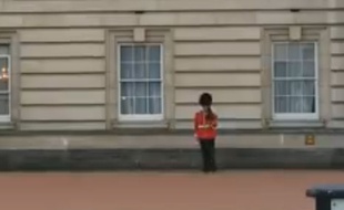 Capture d'écran d'un soldat de Buckingham Palace, improvisant des pas de danse pendant son tour de ronde.