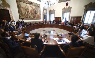 Le nouveau gouvernement de Giuseppe Conte a prêté serment, ce jeudi, pour l'investiture d'un exécutif qui s'appuie sur une majorité pro-européenne et penchant à gauche.