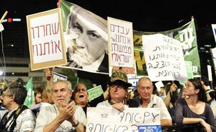 Environ 2.500 personnes se sont rassemblées samedi soir à Tel-Aviv dans deux manifestations séparées pour protester respectivement contre l'austérité économique et l'absence d'une loi imposant un service militaire à tous.