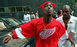 Le rappeur Tupac Shakur crache en direction des journalistes, le 5 juillet 1994, à New York.