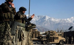 Un caporal du 27e bataillon de chasseurs alpins (27e BCA) a été tué samedi par un tir de roquette contre son blindé lors d'un accrochage avec des insurgés dans l'est de l'Afghanistan, a annoncé l'état-major des armées à Paris.