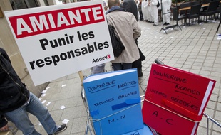 Paris le 06 novembre 2013. Rassemblement et manifestation des victimes de l'amiante et de l'association Andeva contre l'abandon des poursuites dans le cadre du proces de l'amiante en France.
