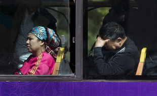 Une femme ouïghoure dans un bus à Urumqi, dans la région du Xinjiang.