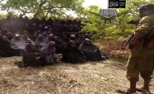 Capture d'écran de la vidéo de Boko Haram diffusée le 12 mai 2014 montrant des lycéennes enlevées par le groupe islamiste en train de prier, habillées en hijab, dans un endroit non précisé