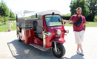 Jeff et son tuk-tuk rouge s'apprêtent à partir.