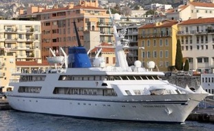 La saisie conservatoire d'un luxueux yacht ayant appartenu à l'ancien dictateur Saddam Hussein et que l'Etat irakien souhaite récupérer, a été maintenue mercredi par le tribunal de commerce de Nice qui ne s'est pas prononcé sur la propriété du navire.