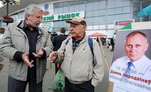 Des opposants bélarusses parmi lesquels Alexandre Milinkevitch ont collecté des signatures dimanche à Minsk pour une pétition demandant la libération des "prisonniers politiques" dans ce pays dirigé d'une main de fer par le président Alexandre Loukachenko.